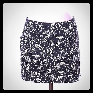 🦉SALE 3/$33 or 5/$50 Black & white pattern skirt